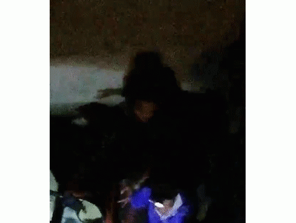騎電瓶車上樓，13歲男孩墜井