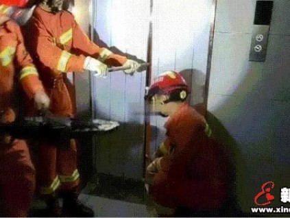 電梯又遭破拆！停電致乘客困梯，消防員用擴(kuò)張鉗破拆救援！