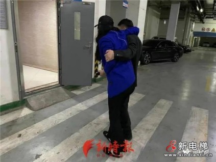 電梯直降32層，乘客受傷，負(fù)責(zé)人：無法下結(jié)論是電梯故障引起的