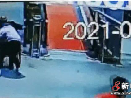 驚魂一幕！老人坐輪椅乘自動(dòng)人行道失控沖下…女員工跪地?cái)r截！