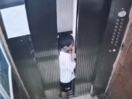 熊孩子戲玩電梯導致手被門夾，建議家長暴揍！