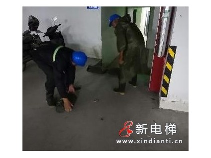 暴雨致電梯似河道，電梯人看著真糟心！