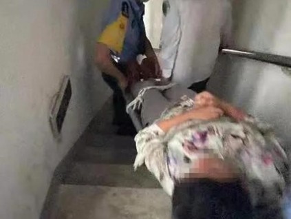 停電導(dǎo)致女子被困電梯，據(jù)說“缺氧”致不適被120抬走