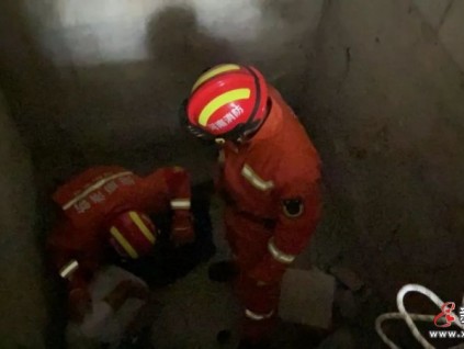 驚險(xiǎn)！信陽一男子不慎墜入電梯井！幸好……