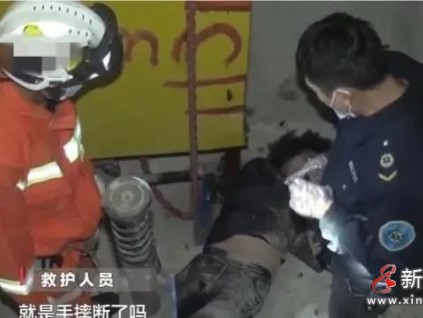 保安幫忙打開電梯門，女子找手機(jī)掉進(jìn)去，這回物業(yè)要攤上事了