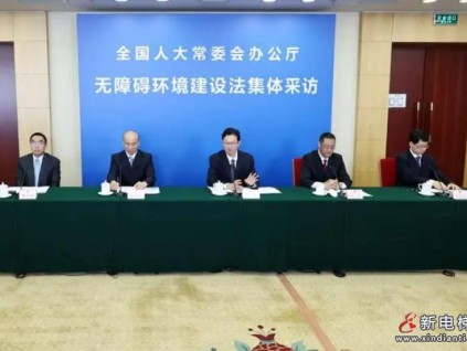 住房和城鄉(xiāng)建設(shè)部城市建設(shè)司副司長(zhǎng)劉李峰:兩層以上的根據(jù)情況就可以加梯