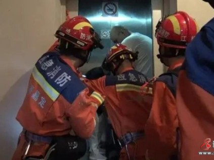 上海消防暖心救出小嬰兒，專業(yè)、安全、守護(hù)力滿滿！