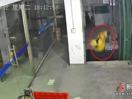 外賣小哥踩空墜入電梯井，當(dāng)事人發(fā)聲