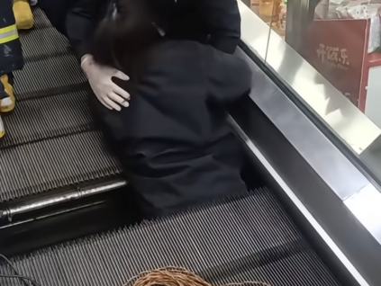 事發(fā)上海奉賢，一超市扶梯梯級塌陷，將一女乘客的腰部卡住