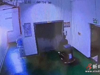 上海奉賢：一名工人駕駛掃地機(jī)不慎撞開三樓電梯門，連人帶車掉到電梯井內(nèi)被困