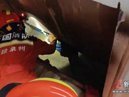 福建泉州一工人維修簡(jiǎn)易搭建的貨梯時(shí)繩索斷了 貨梯廂和人墜落被困轎廂底