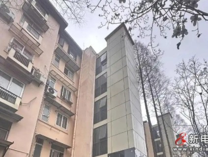 杭州75歲葉奶奶加裝電梯后仍需爬半層樓梯對(duì)此表示擔(dān)憂?