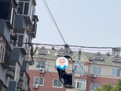 遼寧一老人自制“樓房滑索電梯”還申請了專利，因存在安全隱患目前已拆除裝置