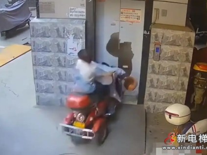 江蘇：一位老人騎三輪車毫無預(yù)兆地加速直行，意外撞破電梯門墜入電梯井