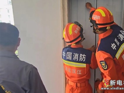 湖北天門(mén)某小區(qū)一名外賣(mài)員被困電梯出現(xiàn)頭暈?zāi)垦！⒑粑щy等危險(xiǎn)癥狀