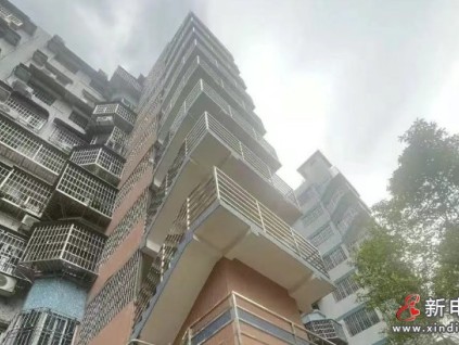 廣州荔灣區(qū)某小區(qū)加裝的一部電梯出現(xiàn)樁基下沉、外墻開裂 已經(jīng)停運(yùn)3年